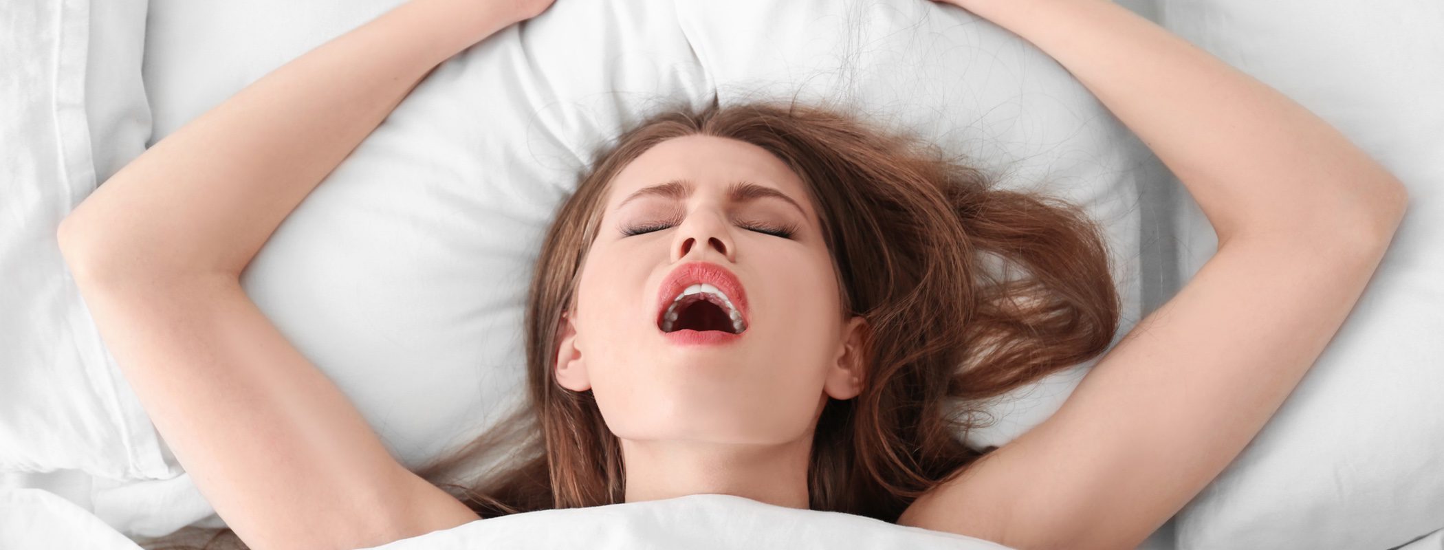Пышногрудая красотка страстно мастурбирует в постели до экстаза