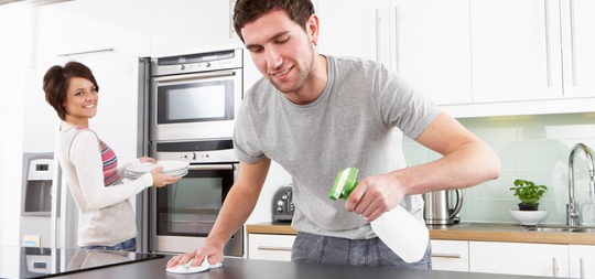 Pareja repartiéndose las tareas del hogar