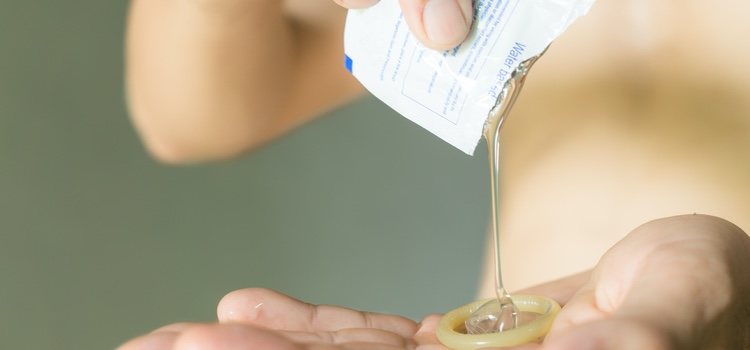 El lubricante de agua se aplica en el interior del preservativo