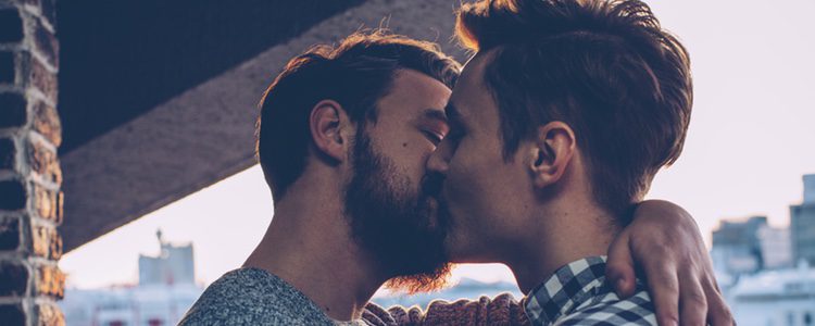 La autora mantiene que los hombres han sido criados bajo conceptos homófobos