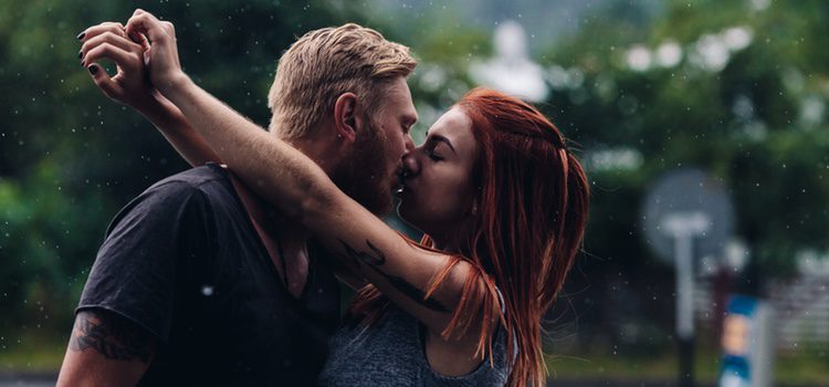 Las parejas más duraderas son aquellas que mejor se besan