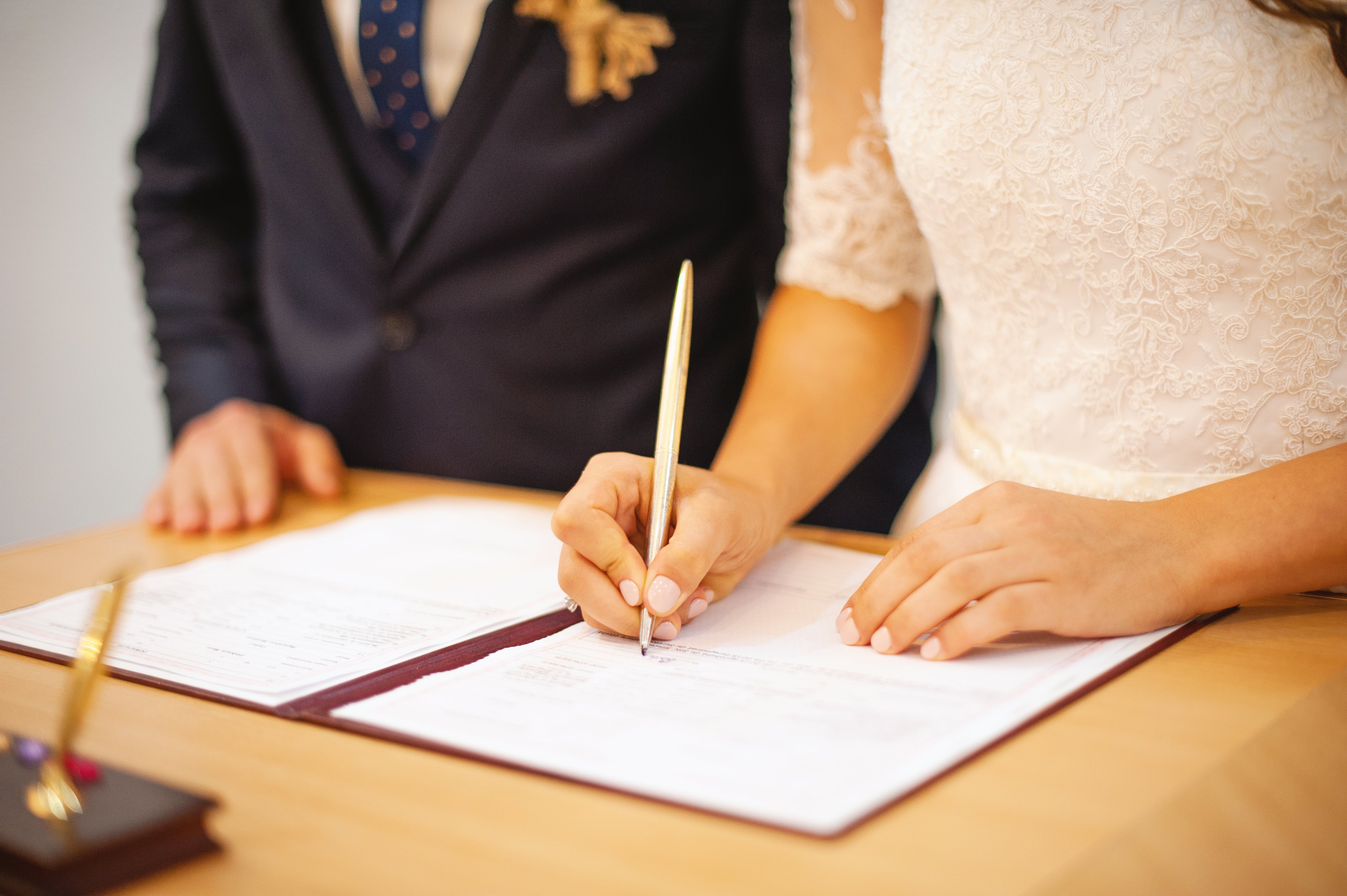 La boda civil permite algunas licencias en aspectos económicos en la pareja