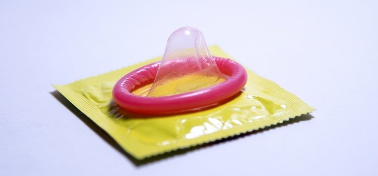 Los preservativos retardantes tienen benzocaína para disminuir la sensibilidad en el pene