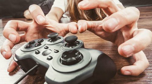 Mi pareja no para de jugar con videojuegos y no me hace caso: ¿qué puedo hacer?