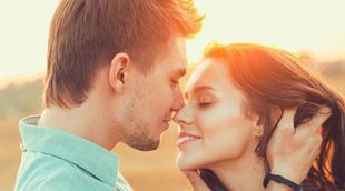 A mi pareja le da vergüenza que nos besemos en público: ¿qué puedo hacer?